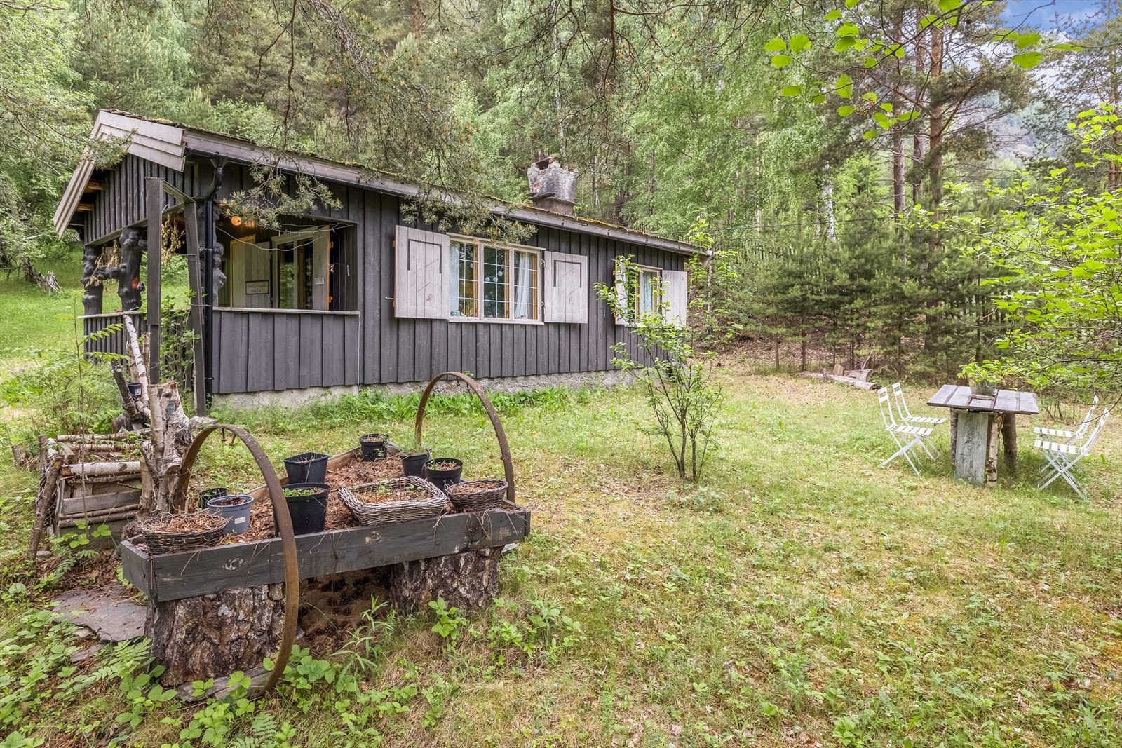 Sjoavegen 547 er en trivelig eiendom beliggende etter Baksidevegen mellom Otta og Sjoa. Galleribilde