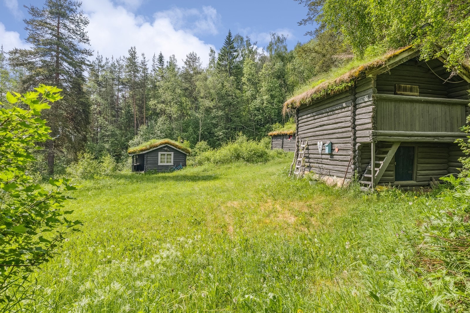 Det er flere bygninger på eiendommen, både hovedhuset, anneks og stabbur/uthus. Galleribilde