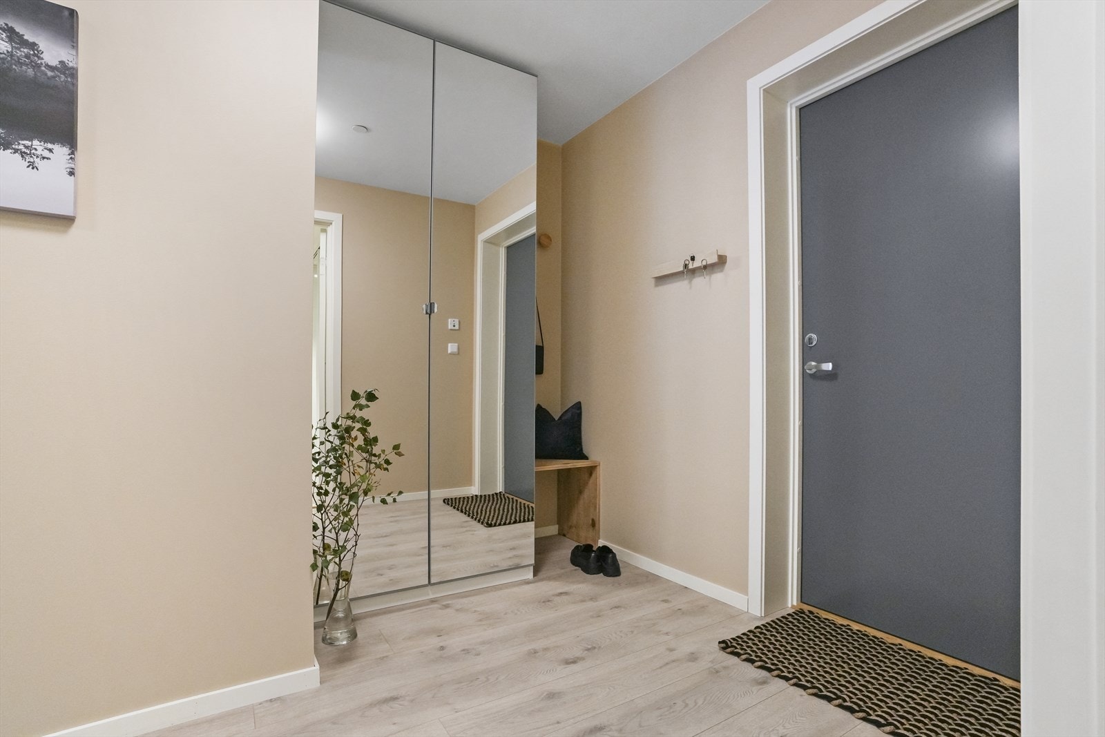 - Garderobe med speil i entré. I tillegg har du innvendig bod på 3m² - Galleribilde