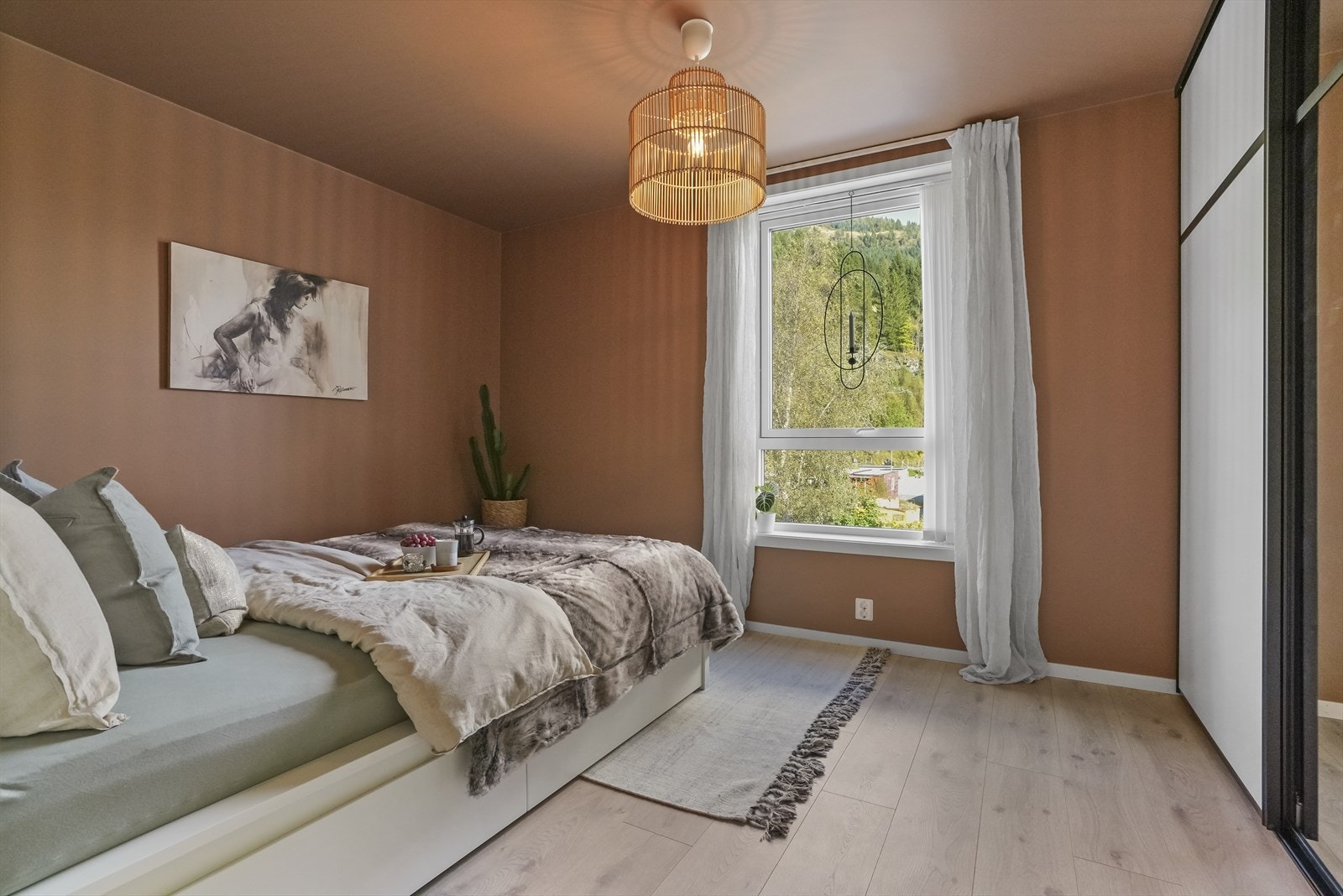 - Hovedsoverom med skyvedørsgarderobe - Galleribilde