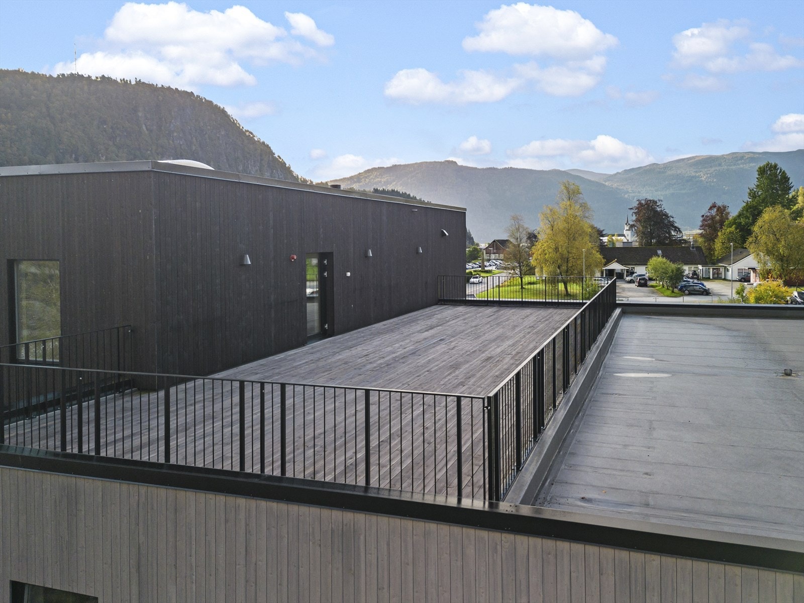 - Sameiet har tilgang på felles takterrasse med gode solforhold - Galleribilde