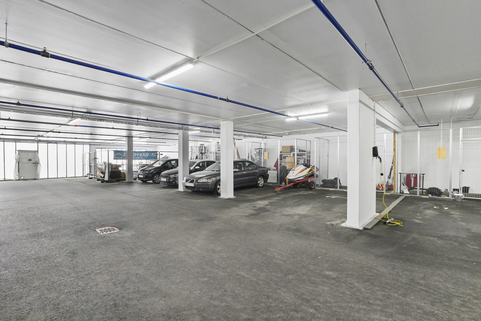 - Fast parkeringsplass i garasjeanlegg. Det er også el-lader her samt bod på 5,1m² - Galleribilde