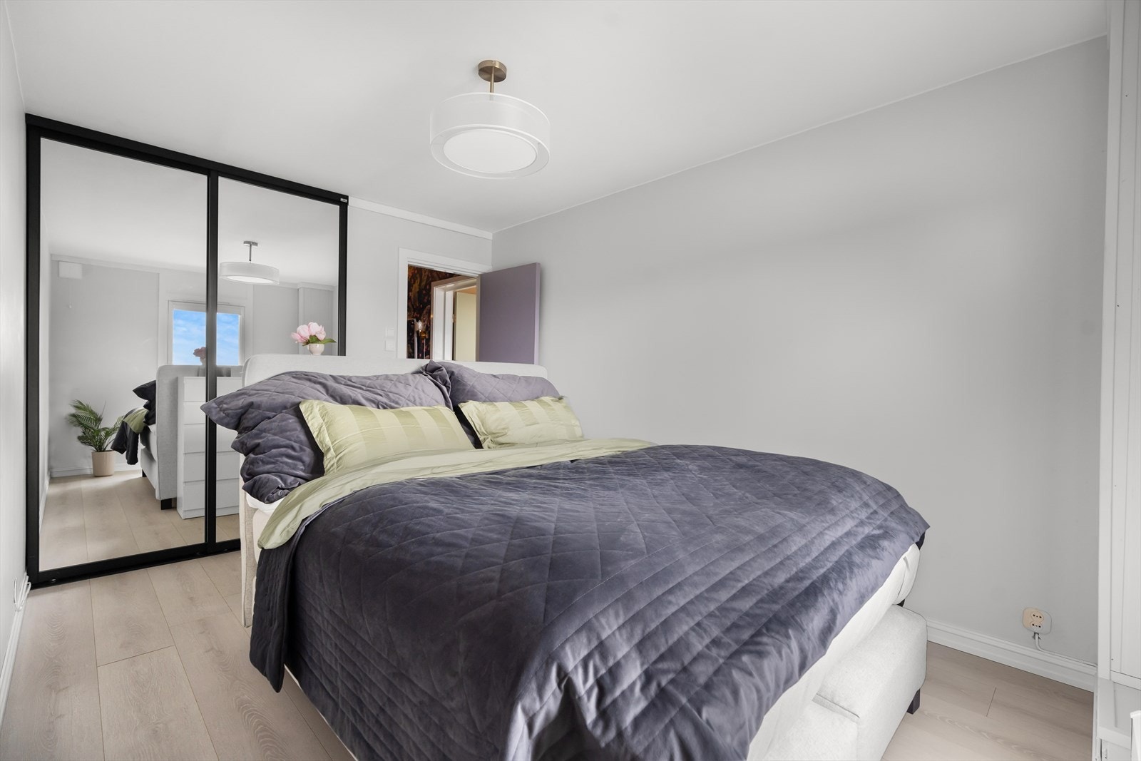 God plass til møblement og skyvedørsgarderobe med speilfronter. Galleribilde