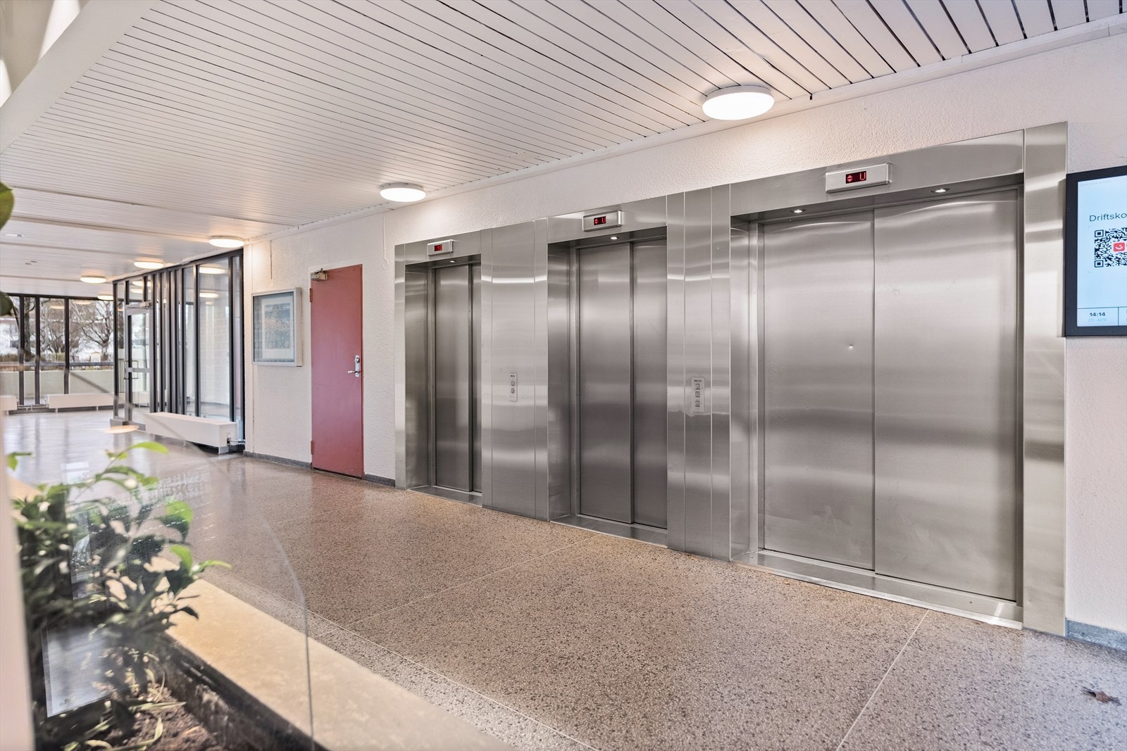 Heisadkomst mellom etasjene. Den ene heisen er ekstra romslig - perfekt når du skal flytte inn. Galleribilde