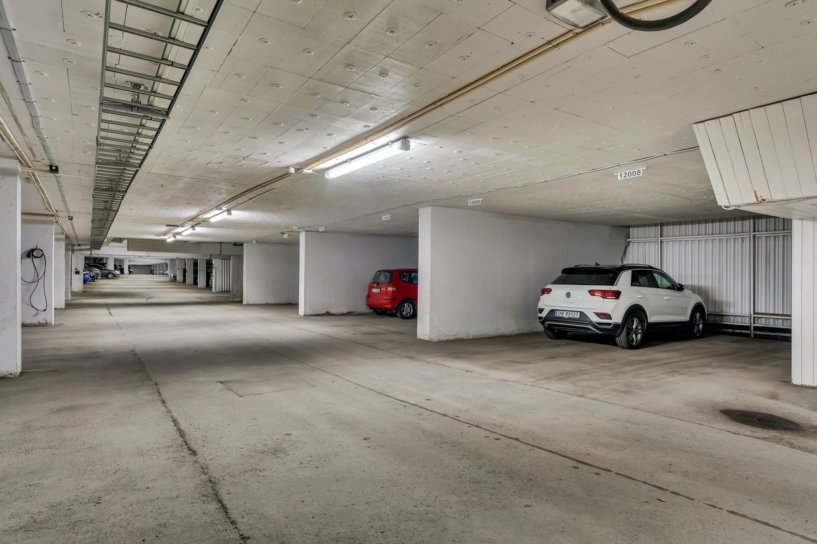 Leiligheten disponerer fast garasjeplass. Mulighet for å installere elbillader. Galleribilde