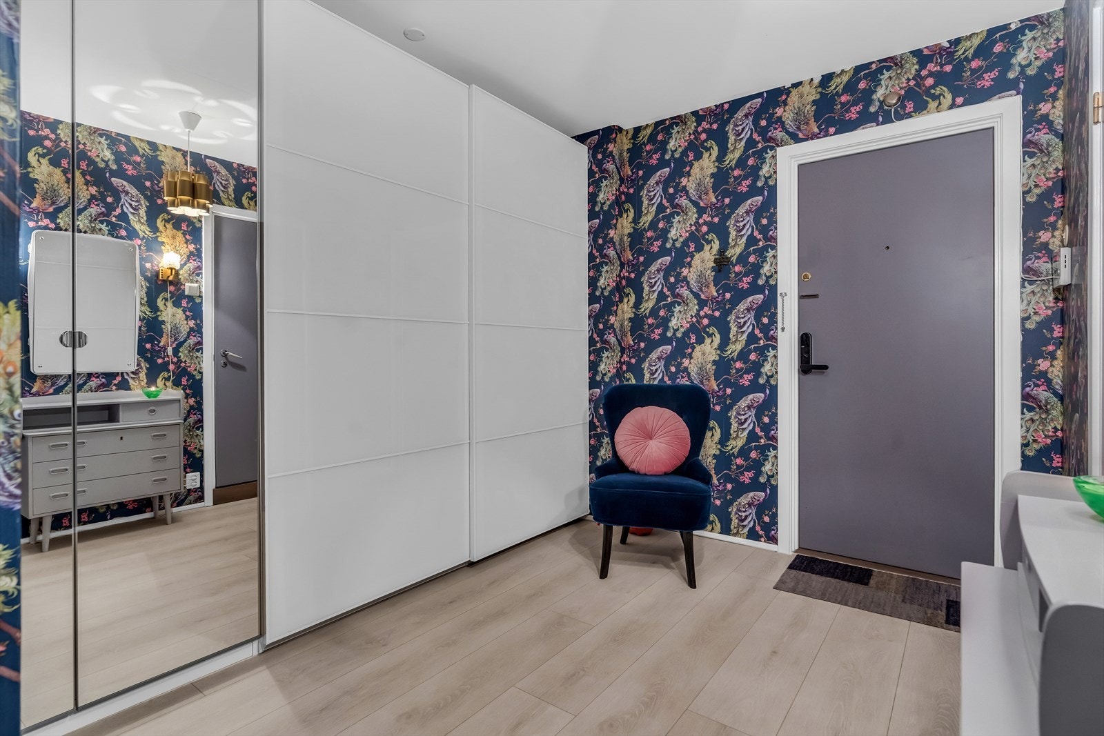 Stor skyvedørsgarderobe i entréen. Galleribilde