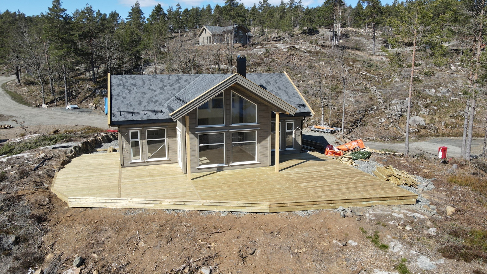 Polar 98 på tomt 103 snart klar for overtakelse! På terrassen følger det med jacuzzi klar til bruk. Galleribilde