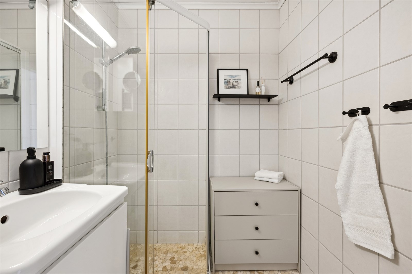 Pent bad med fliser/sten på gulv, og fliser på veggene. Galleribilde