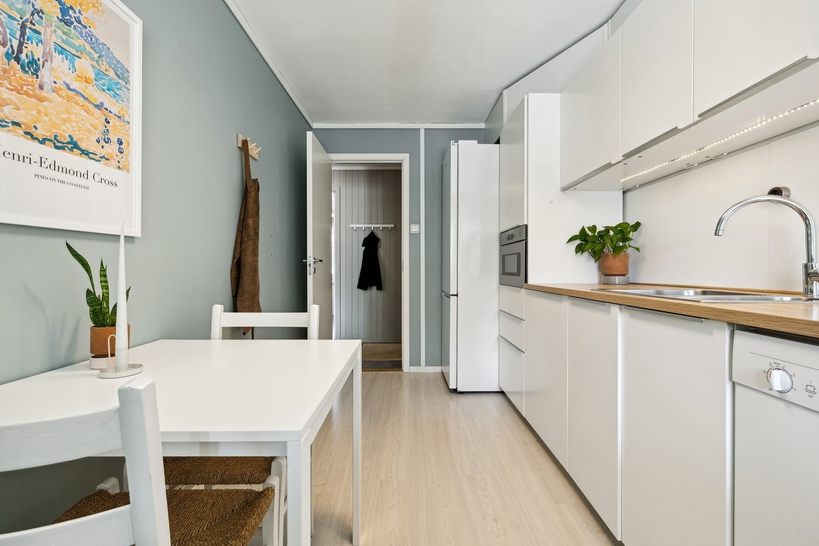 Leiligheten inneholder et moderne kjøkken. Galleribilde