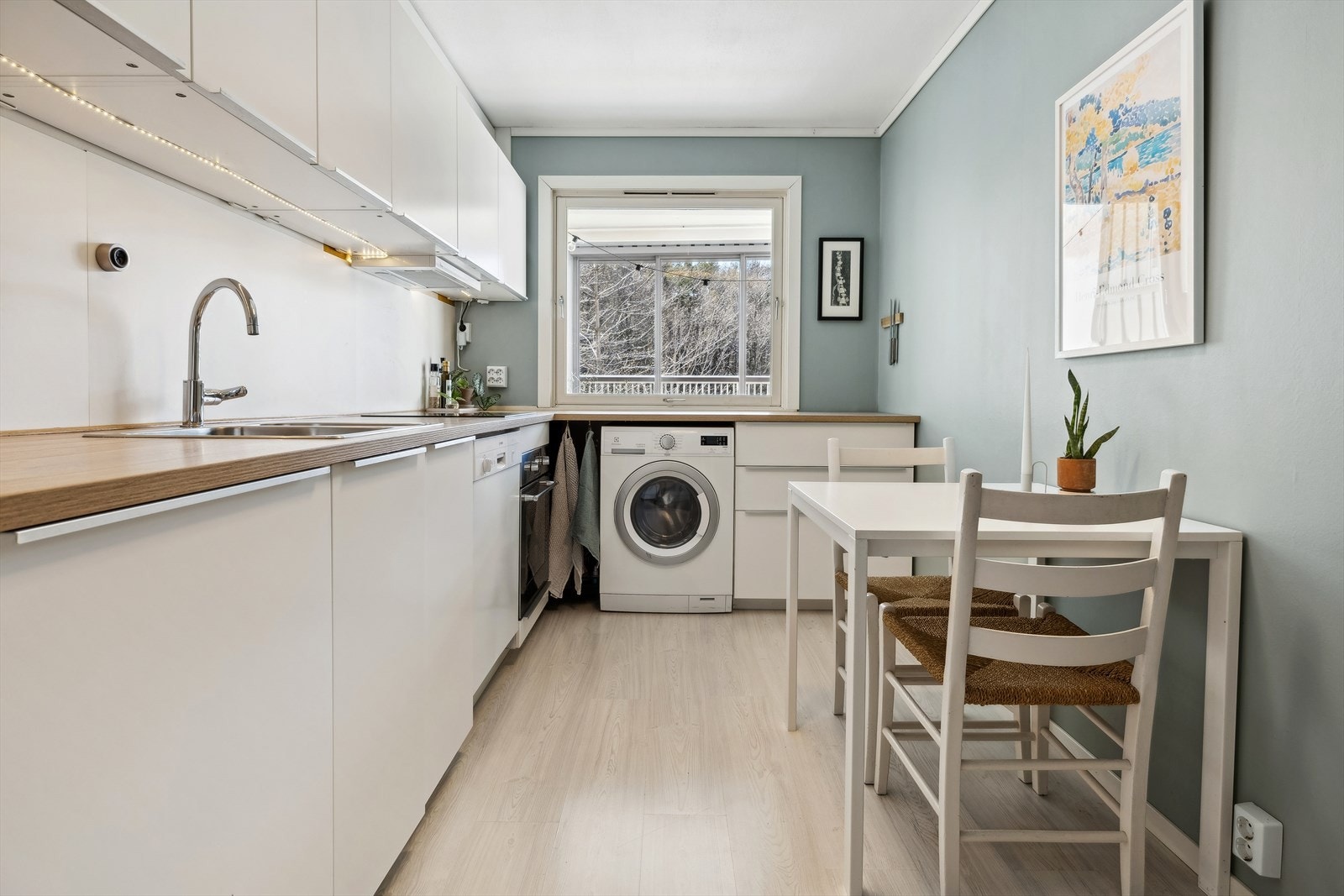 Innredningen har hvite fronter og laminat benkeplate, og godt med skap- og benkeplass. Galleribilde