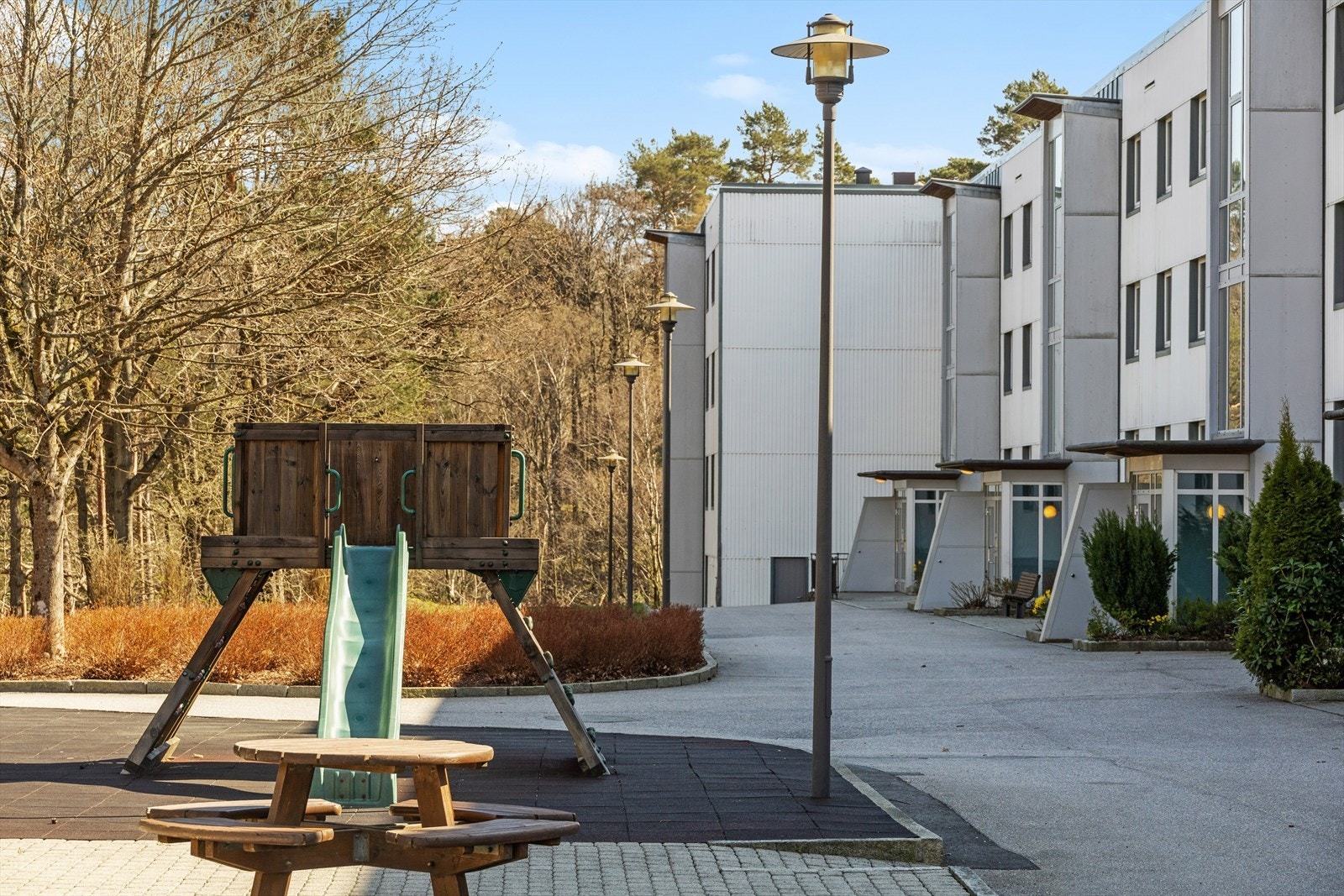 Eiendommen er opparbeidet med fellesområde, lekeplass, parkering og gode solforhold. Galleribilde