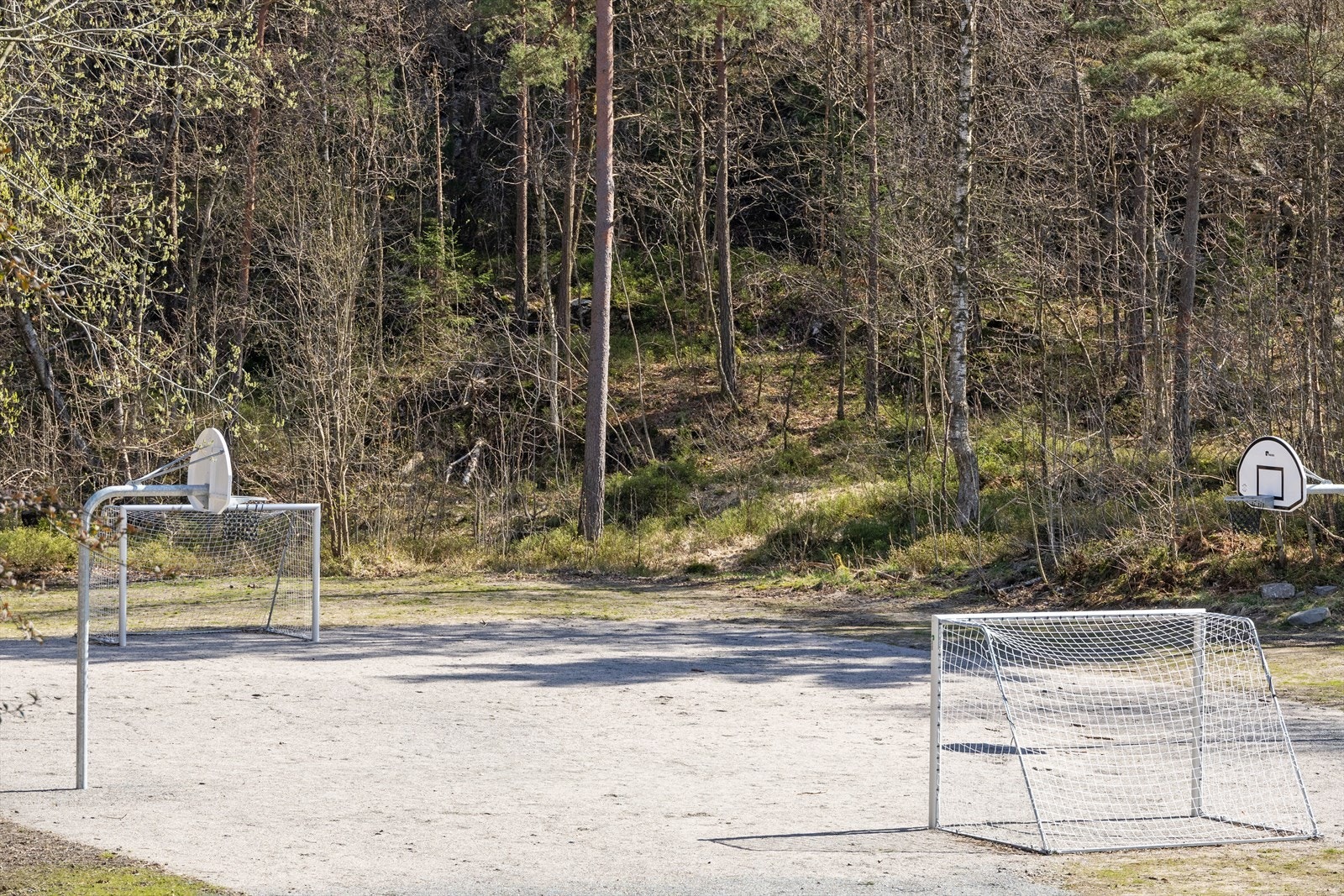 Området har en flott fotball/basketbane, som er et populært sted for barn og unge. Galleribilde