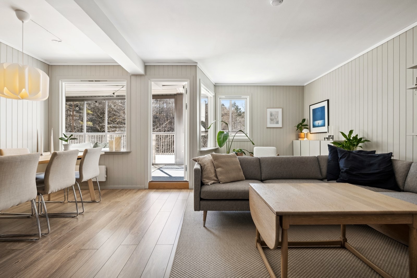 Den romslige stuen tilbyr fleksible muligheter for møblering, med plass for både sofagruppe og spiseplass. Galleribilde