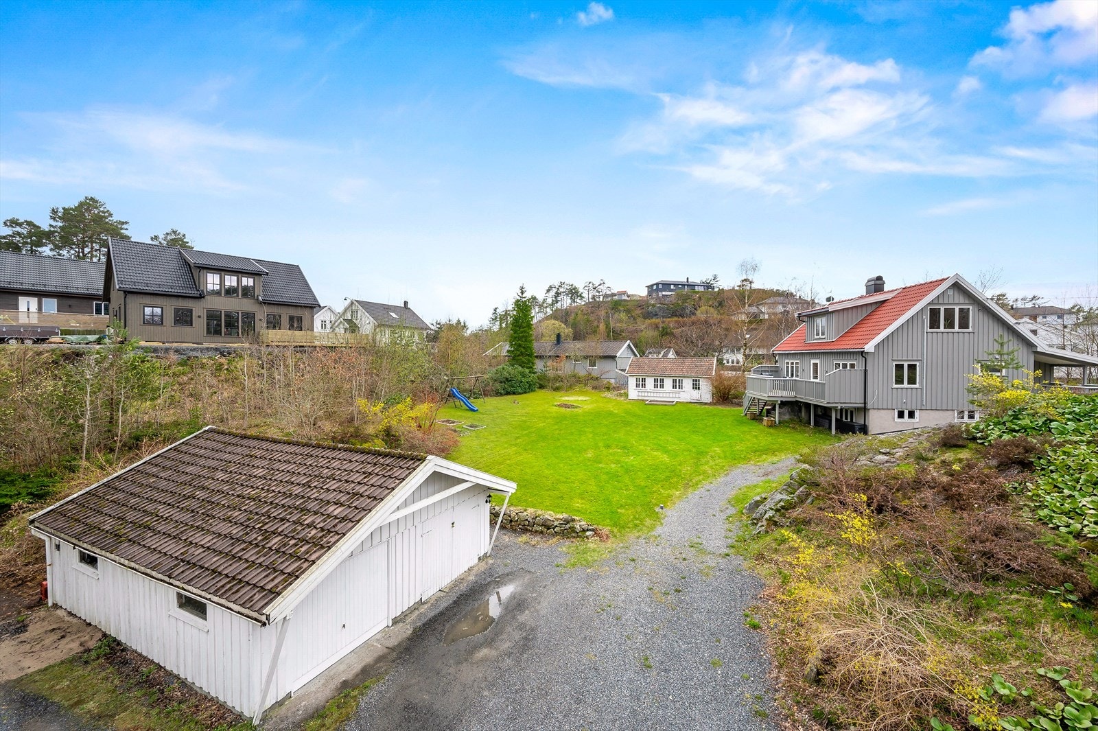 Koselig enebolig på stor solrik tomt Galleribilde