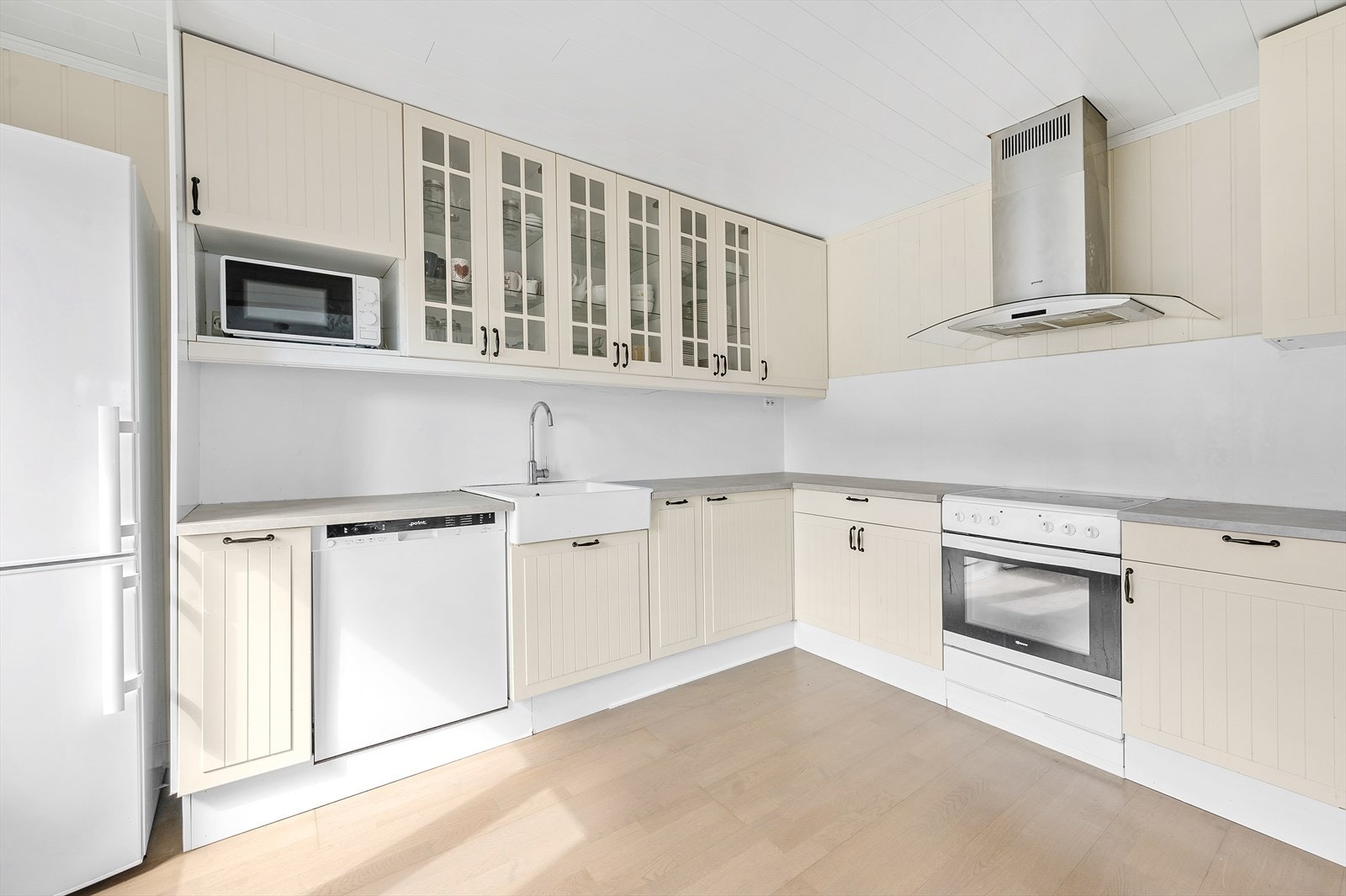 Romslig og lyst kjøkken Galleribilde