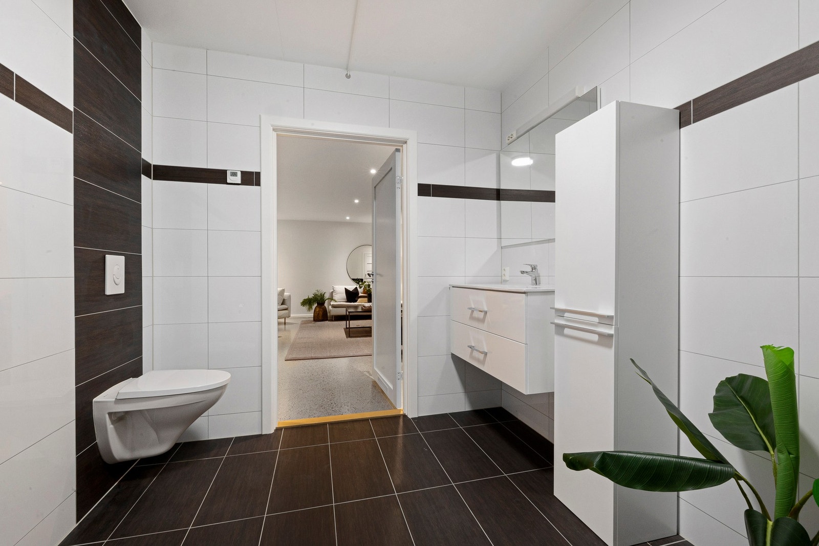 Badet tilknyttet underetasjen er svært romslig. Galleribilde