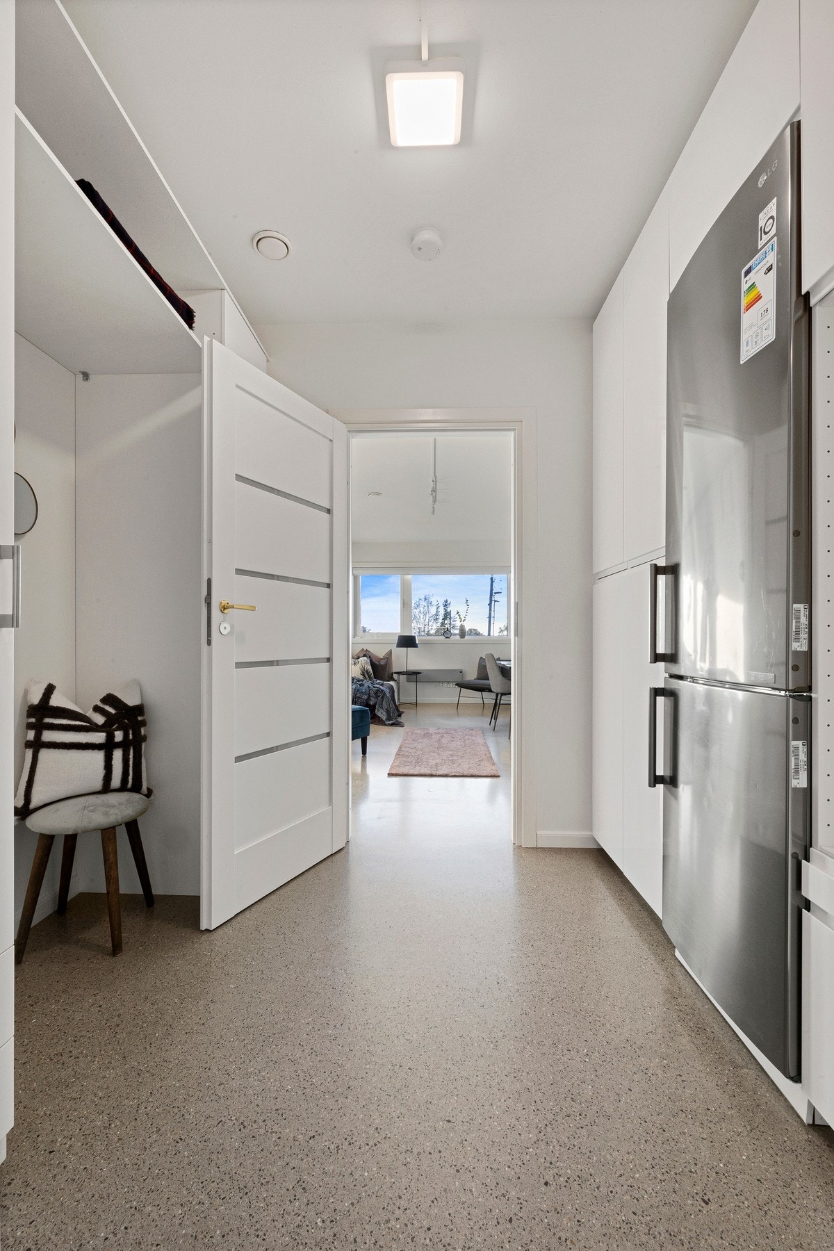 God plass til seng, sittegruppe, garderobe, kontorpult. Galleribilde