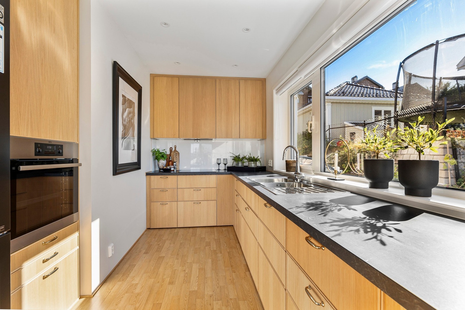 Kjøkkenet ligger også i byggets 3. etasje i delvis åpen løsning mot stue. Galleribilde