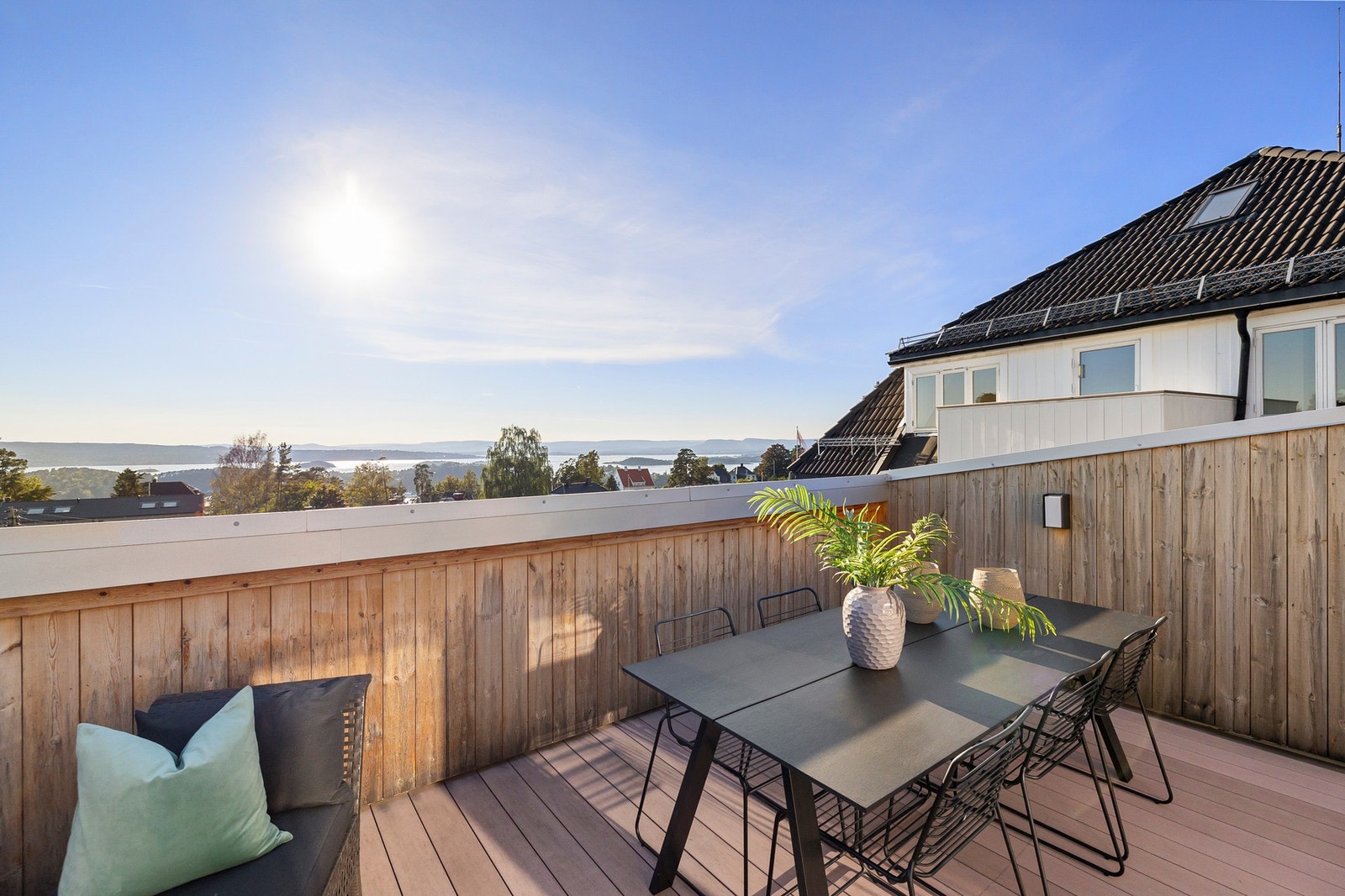 Her er det god plass til møblering av lounge, solsenger, grill etc. Galleribilde