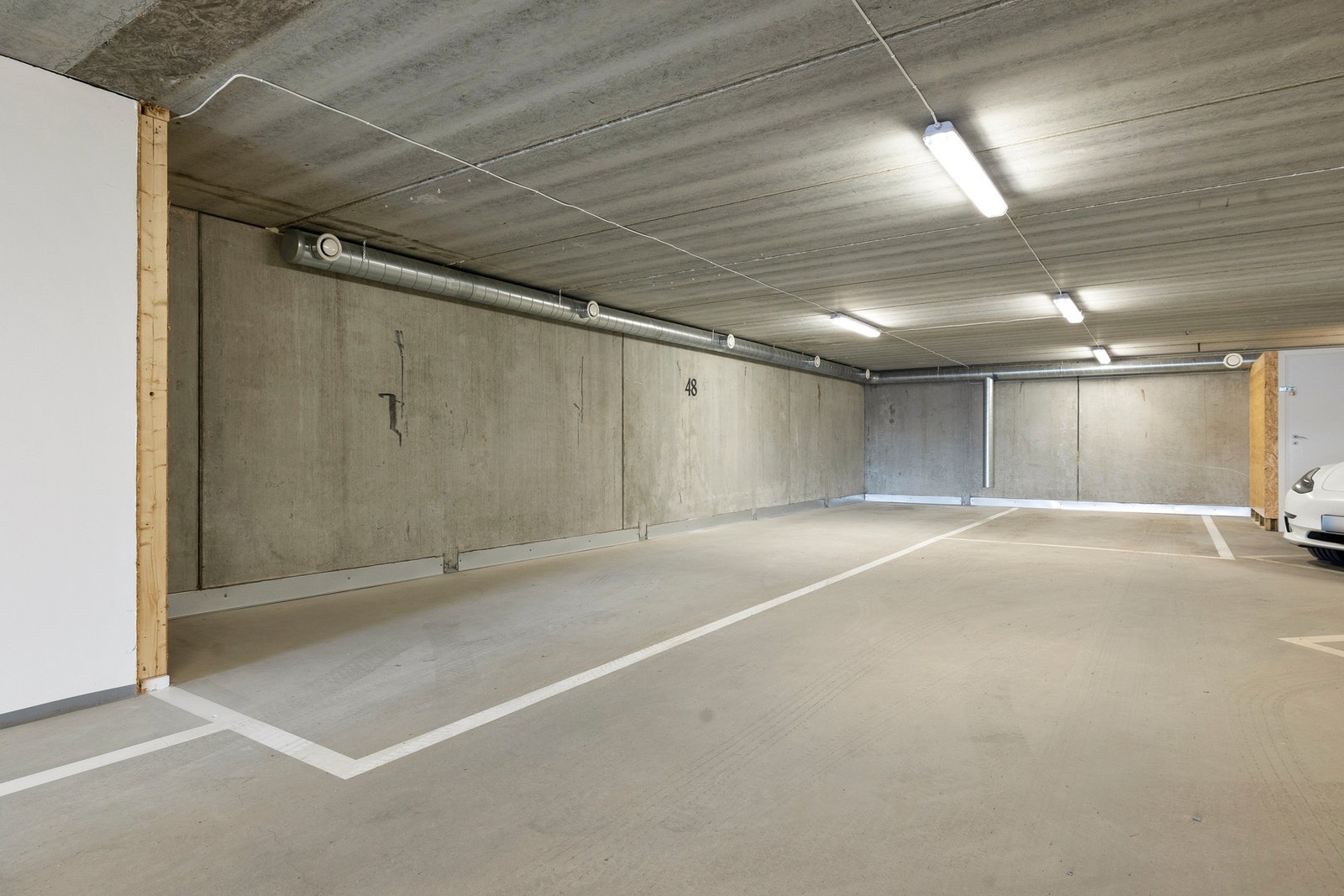 Det medfølger to garasjeplasser i byggets 1. etasje + en carport med lader. Galleribilde