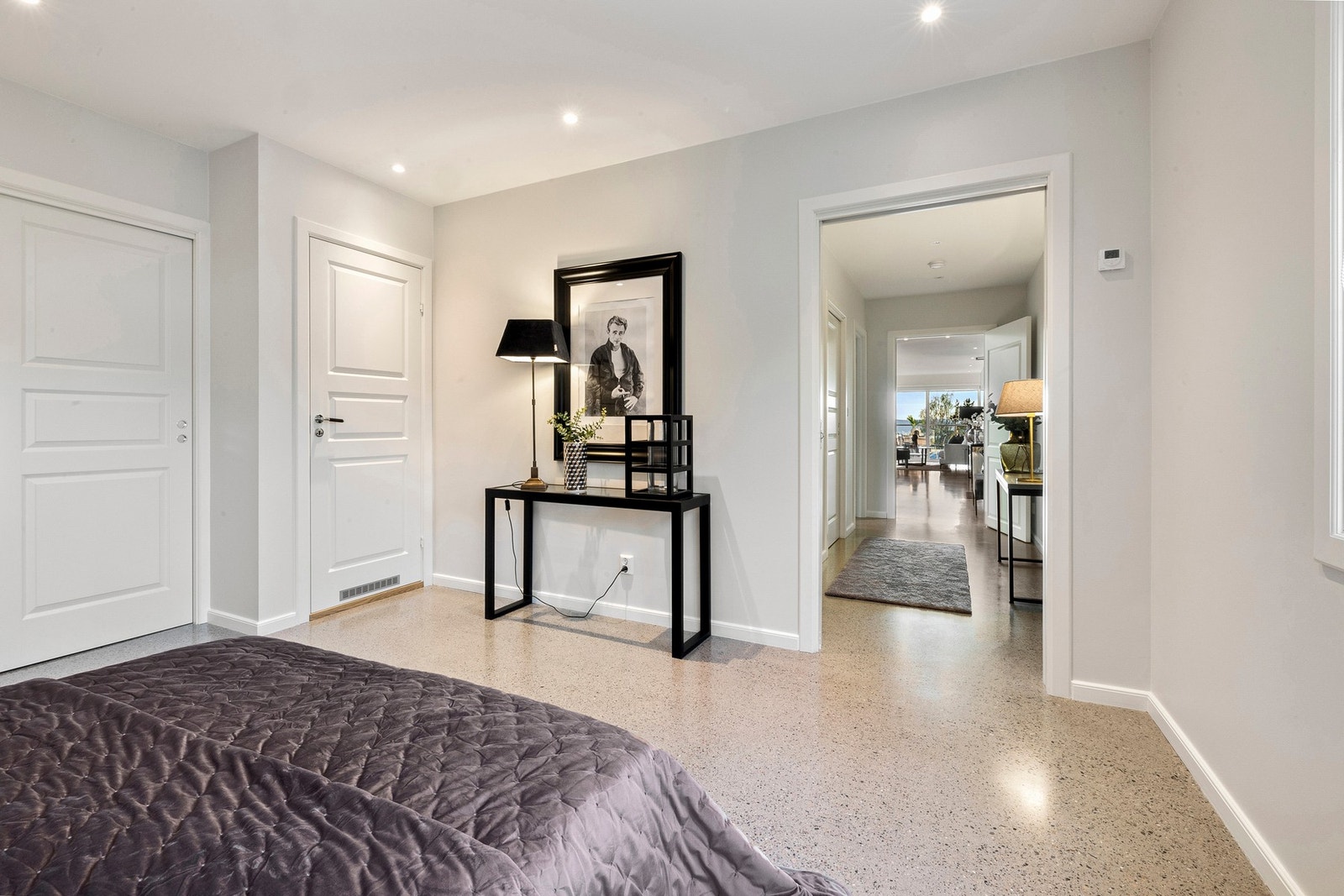 Romslig hovedsoverom i 3. etasje med en-suite bad og walk-in. Galleribilde