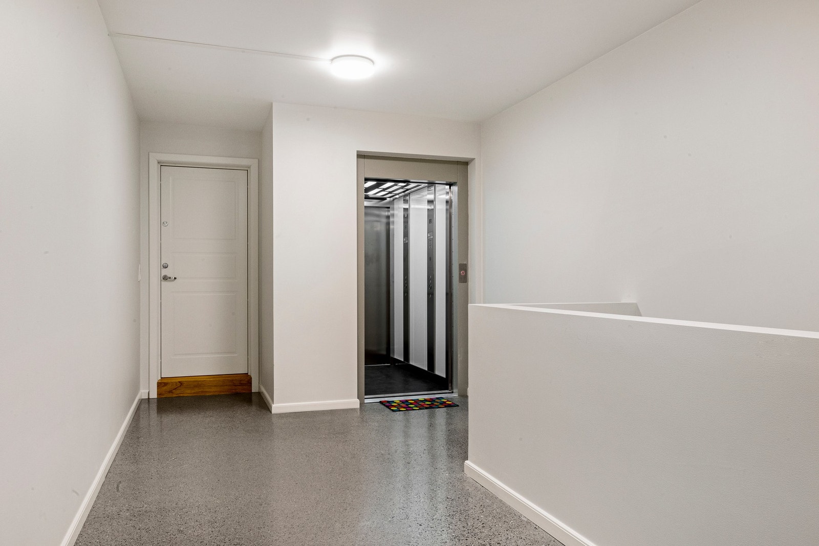 Oppgang i 2. etasje med heisadkomst. Galleribilde