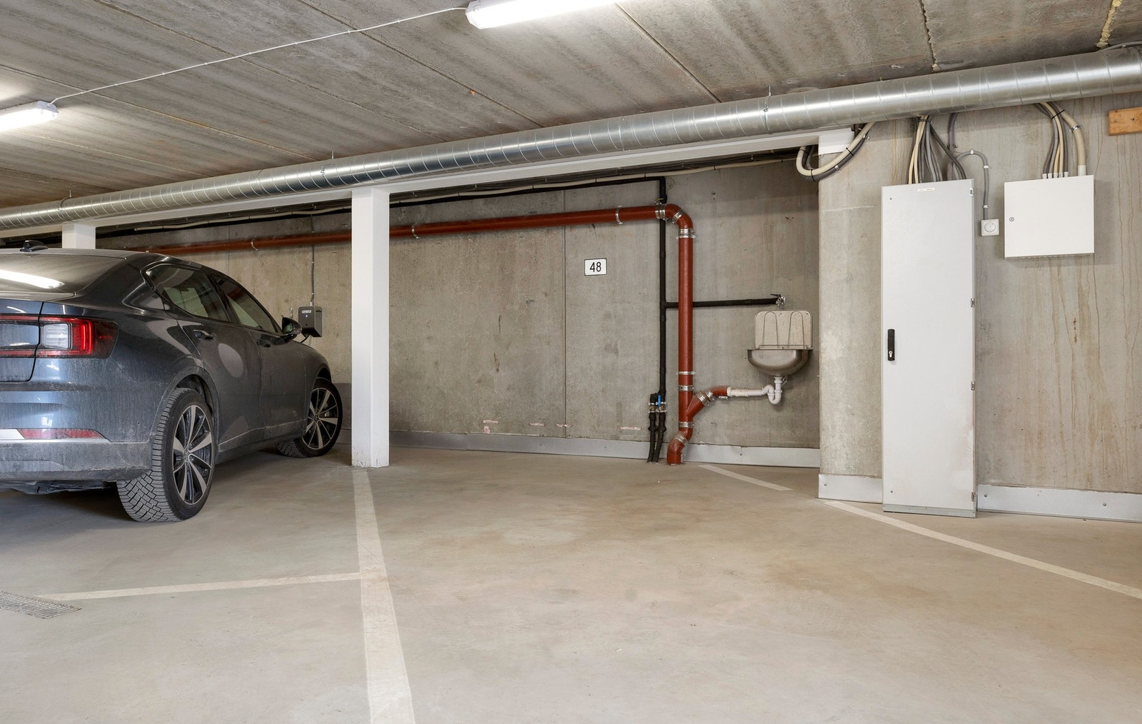 Det medfølger to garasjeplasser i byggets 1. etasje + en carport med lader. Galleribilde