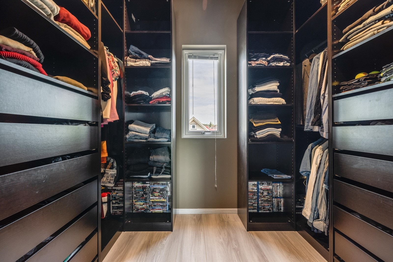 Soverommet har også adkomst til eget walk in closet med god lagringsplass Galleribilde