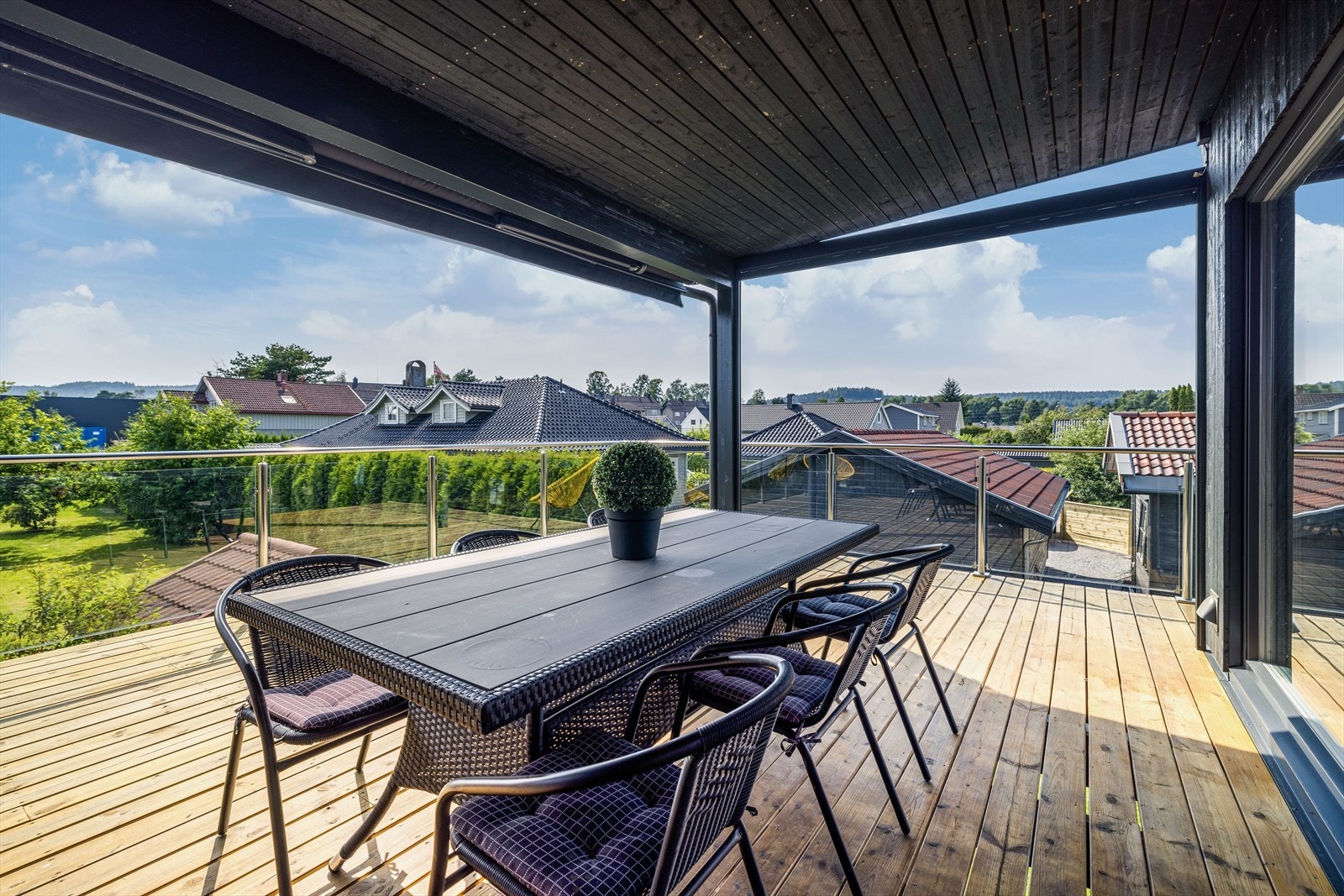 Fra stuen er det utgang til en stor, solrik og delvis overbygget terrasse med glassrekkverk. Galleribilde