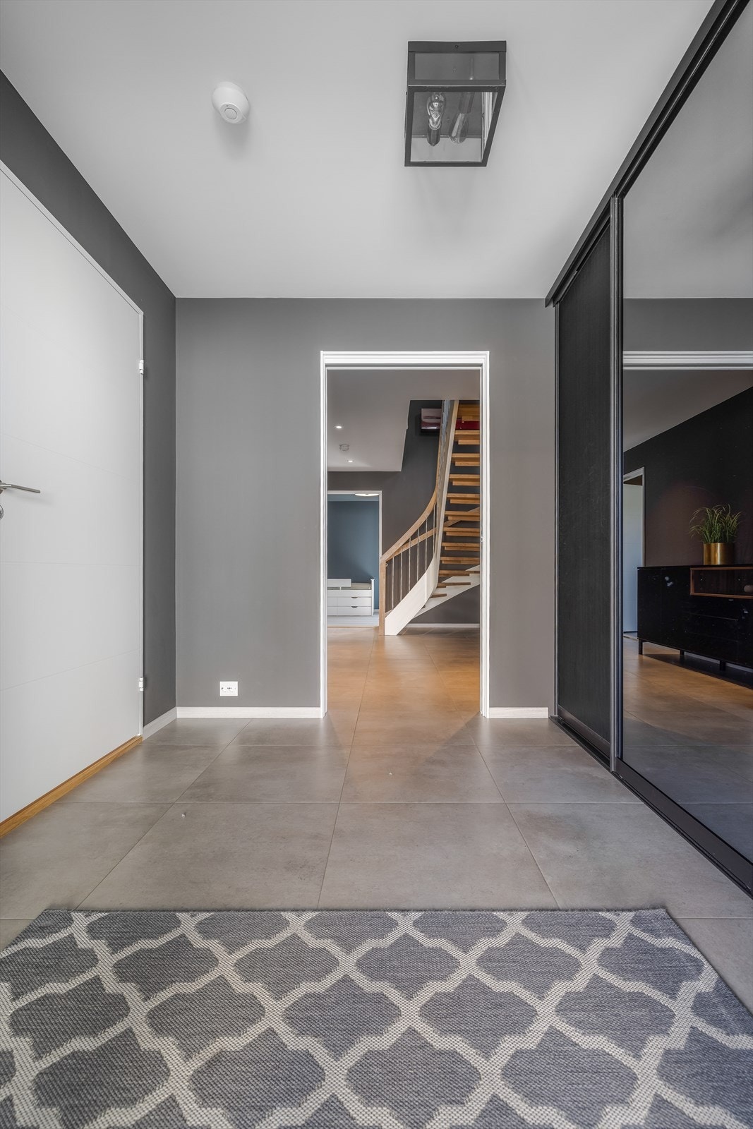 Entre har god plass til sko og yttertøy i stor skyvedørsgarderobe med speildør Galleribilde