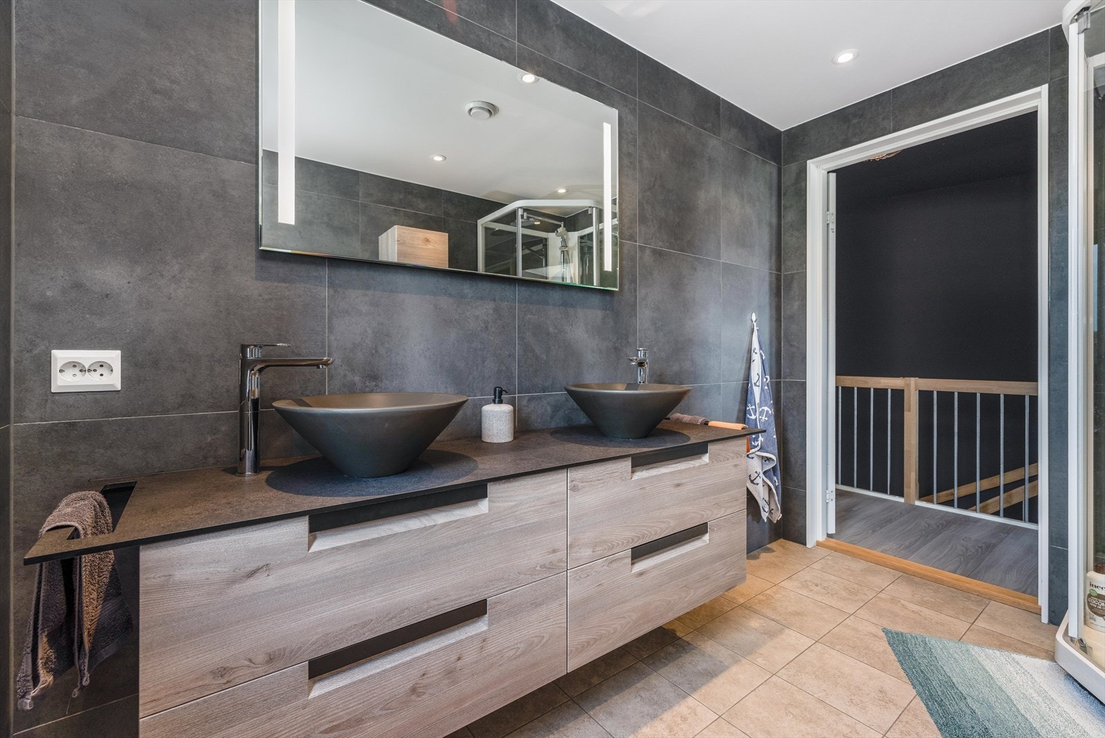 Badet i 2. etg inneholder flere designelementer, blant annet vegghengt toalett, dusjkabinett, vegghengt skap og servantinnredning med underskuffer, 2 servanter, speil og lys Galleribilde
