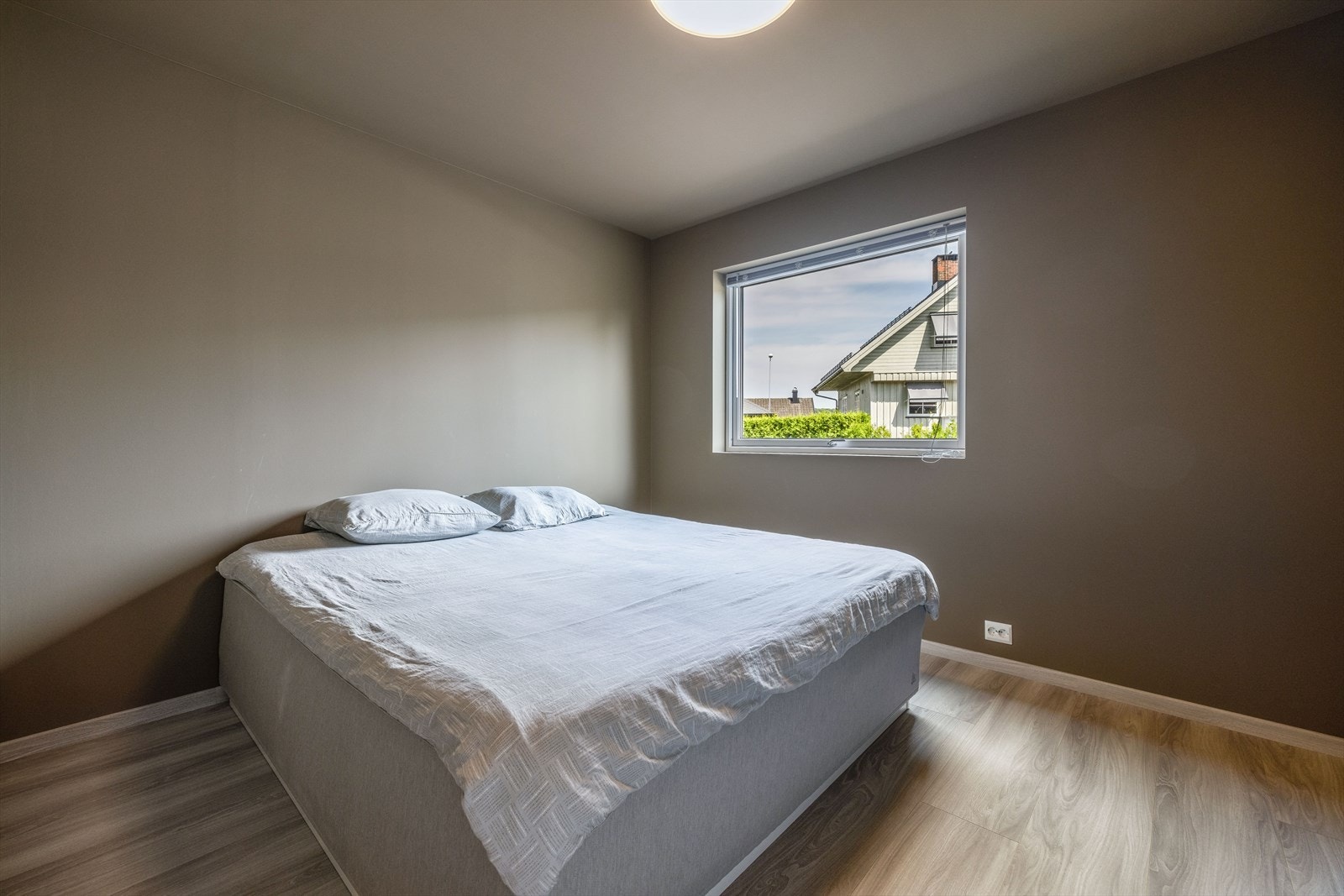 Begge soverommene i 1. etg har Phillips hue lightning. Lampe med forskjellige farger/lys som kan stilles inn og begge lampene har fjernkontroll. Galleribilde