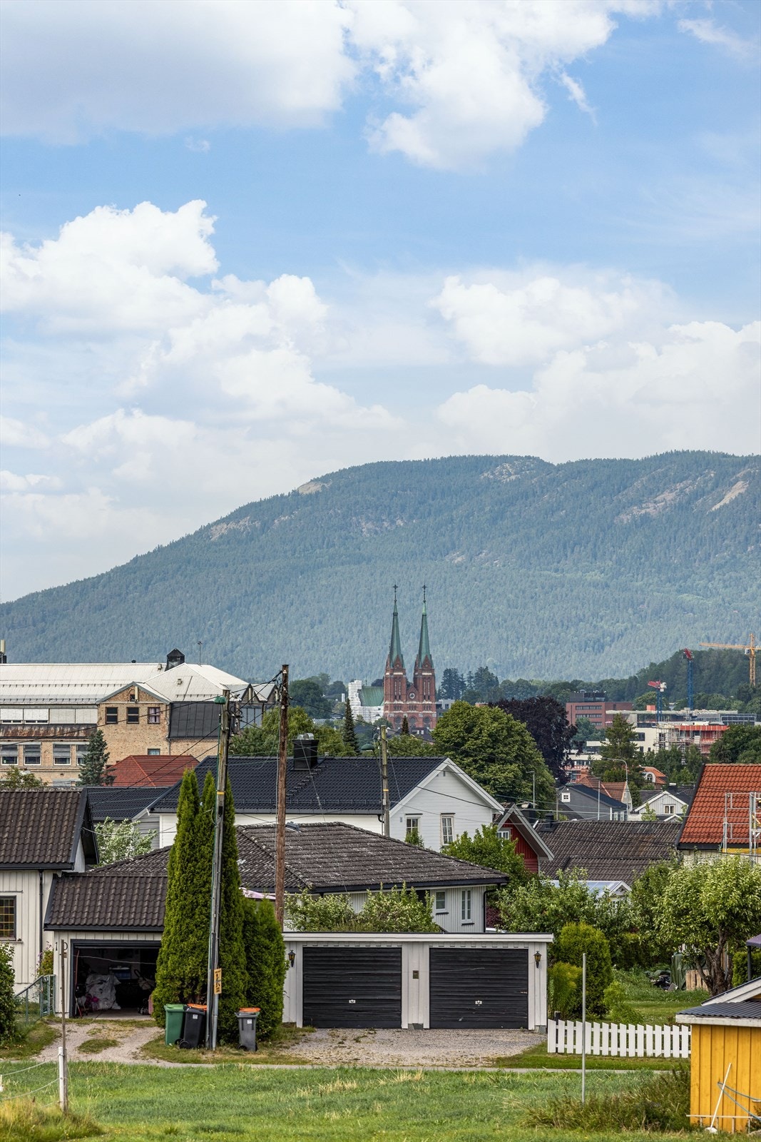 Horisonten er synlig godt over 180 grader med utsikt bla. helt til Skien kirke(!) og til fjellene i bakgrunn Galleribilde