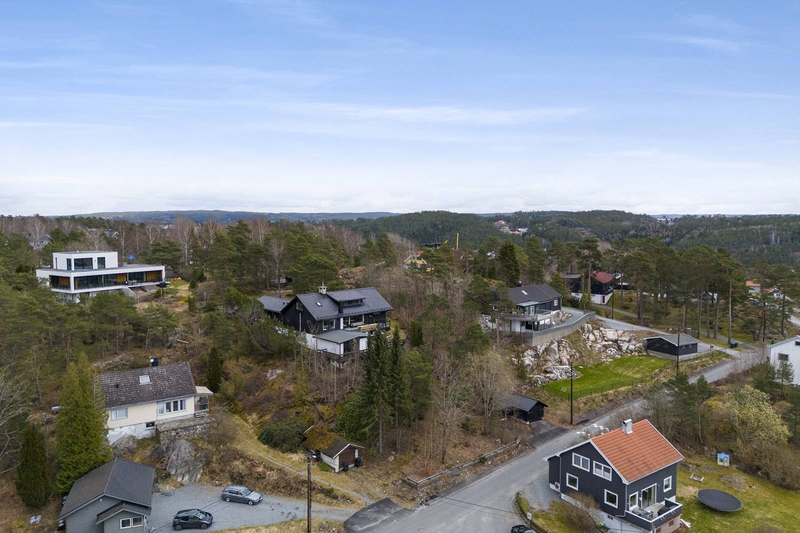 Boligområdet er rolig (Stubberudveien har gjennomkjøring forbudt) og ligger vestvendt, høyt og fritt med gode solforhold Galleribilde