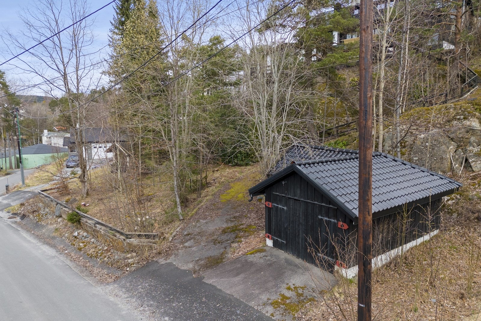 Tomten er en forholdsvis flat, fjell og naturtomt med en eldre støttemur opparbeidet mot Stubberudveien. På tomten er det oppført en eldre garasje Galleribilde
