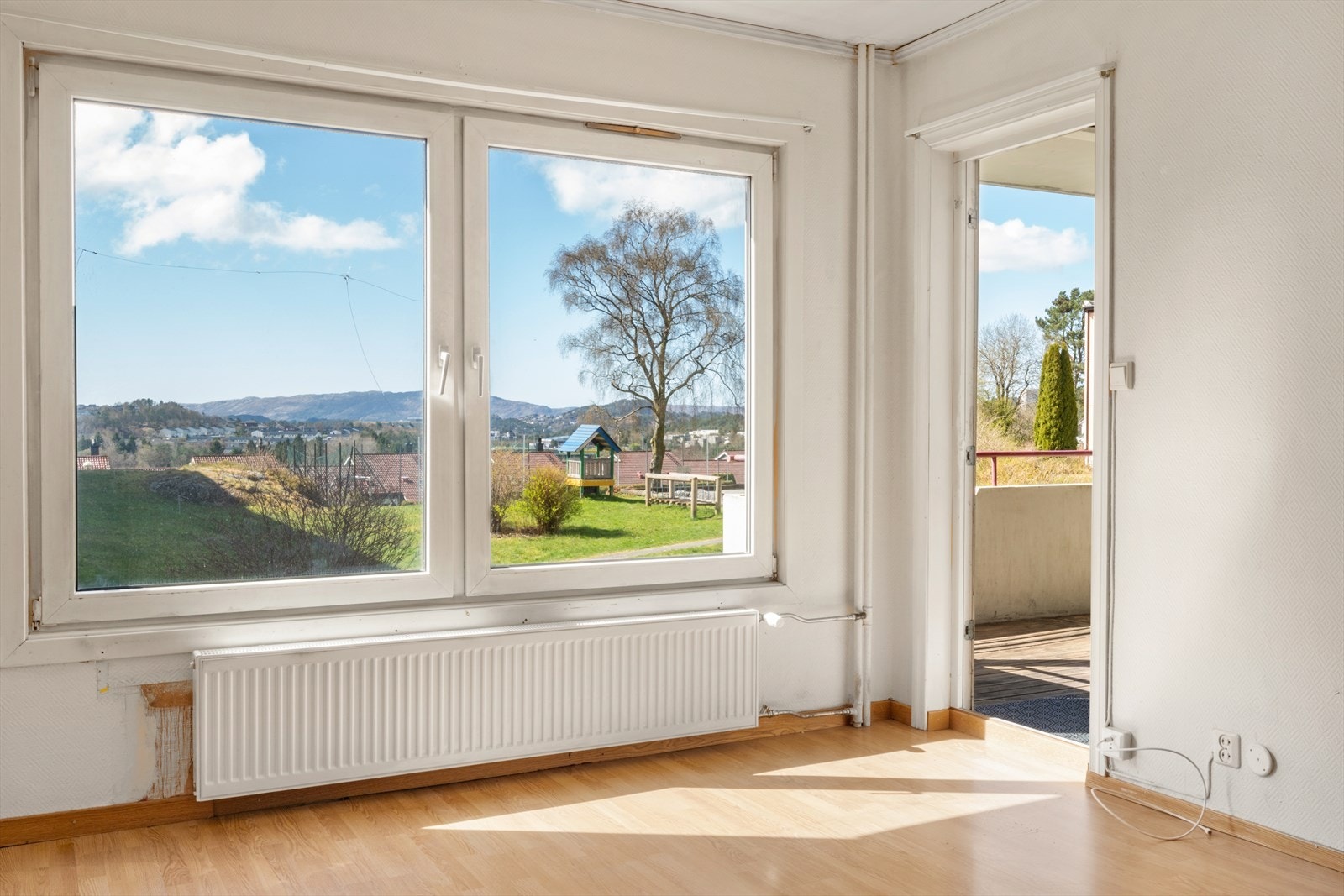 - Leiligheten har to knuste vinduer som er bestilt og vil bli betalt av nåværende eier - Galleribilde