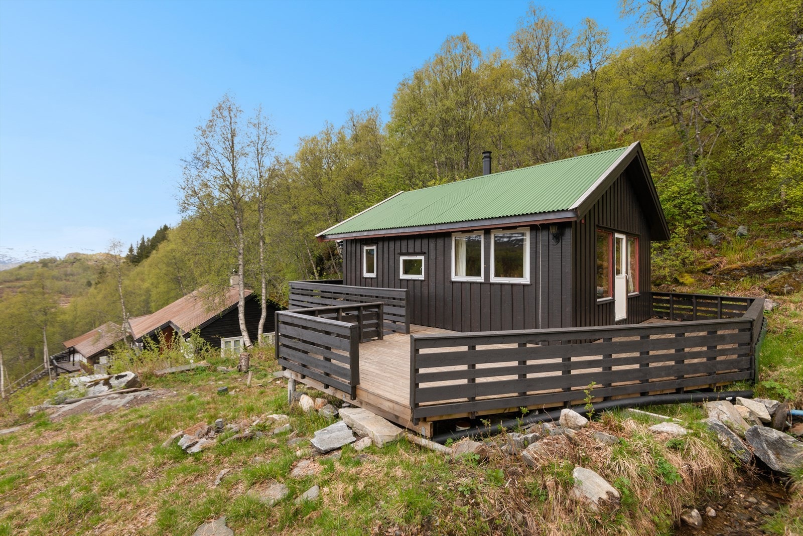 Det er anlagt terrasse på 2 sider av hytta med solforhold fra ca kl. 12 til solnedgang. Galleribilde