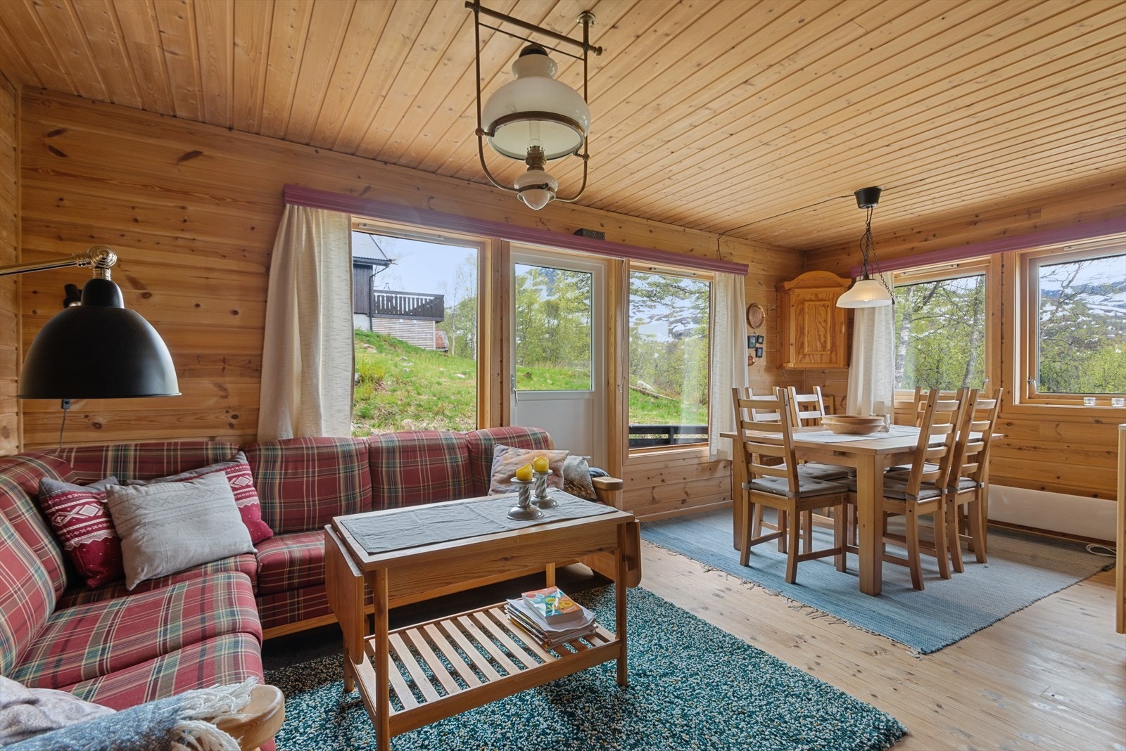 Hytta er oppført i 1989 og har en god og arealeffektiv planløsning. Galleribilde