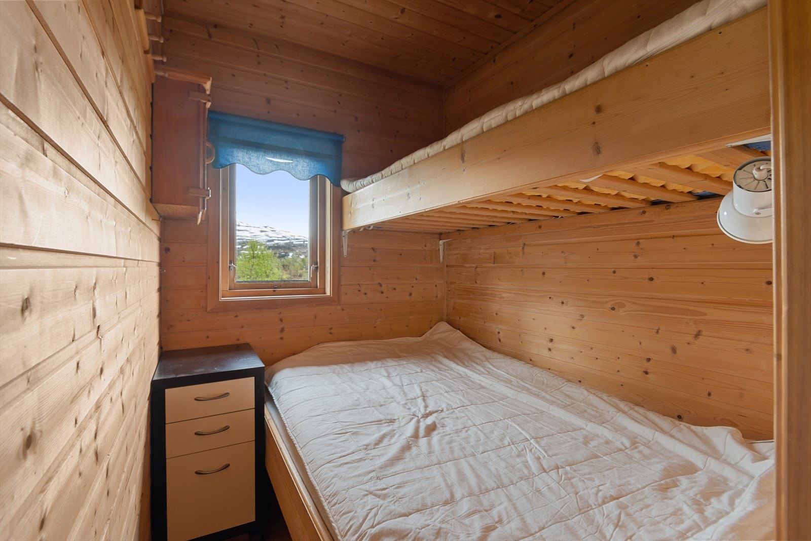 Det finnes 2 soverom i hytta, begge med plass bygde senger. Galleribilde