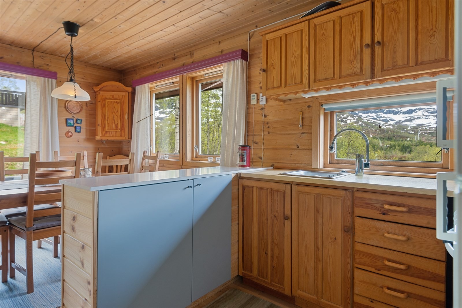 Åpen planløsning mellom stue/kjøkken. Galleribilde