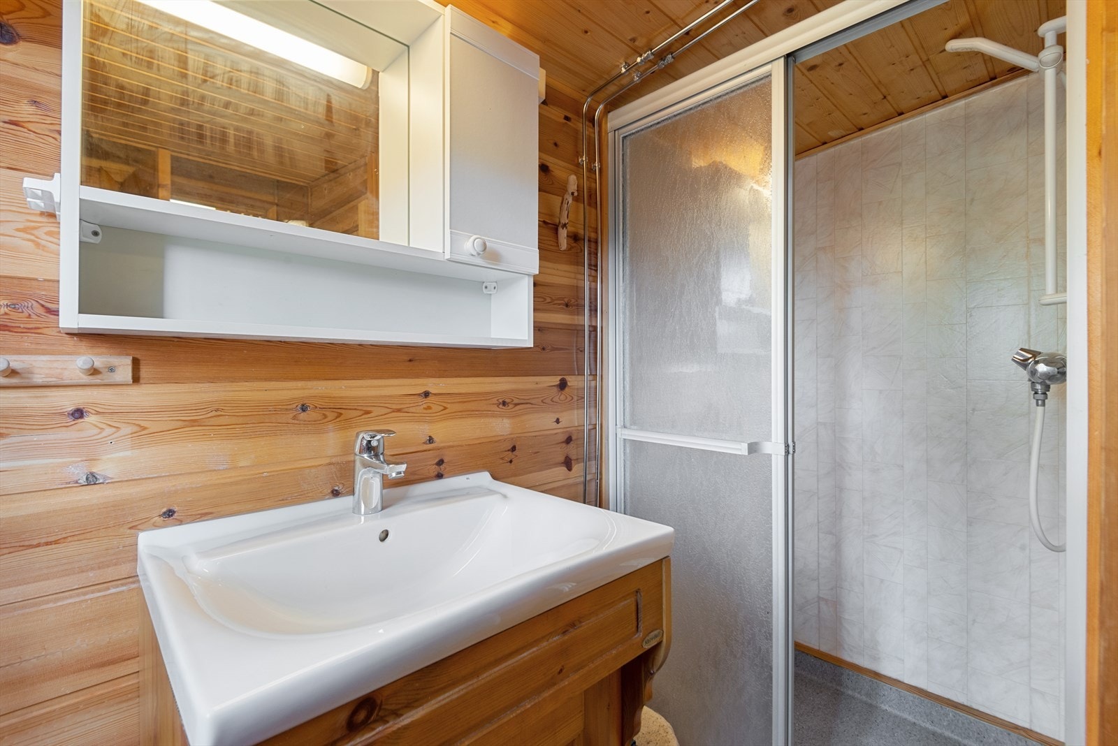 Dusj på vegg med praktiske skyvedører montert. Galleribilde