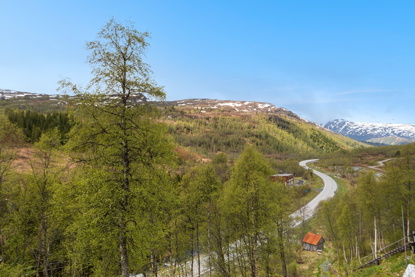 Hytta har en fin beliggenhet i terrenget m/fritt utsyn og utsikt utover naturen og fjelltoppene. Galleribilde