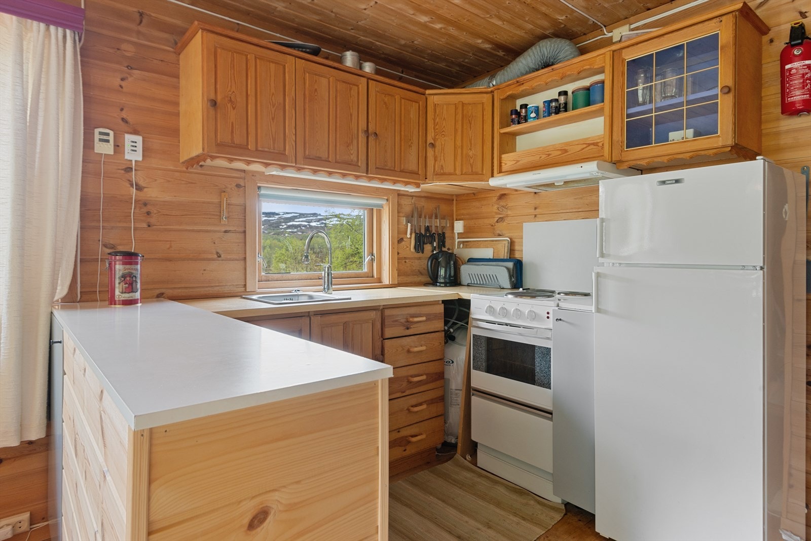 Innredningen er montert i en U-form og har godt med benkeplass. Galleribilde