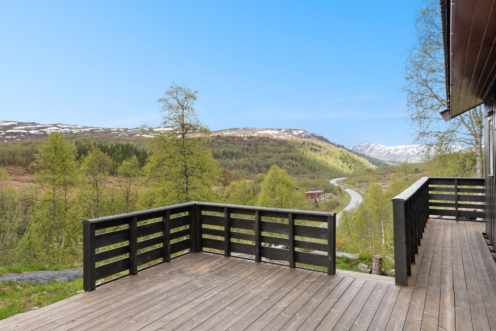 Fritidsboligen er beliggende på 692 moh i naturskjønne omgivelser, 25 min. med bil fra Odda. Galleribilde