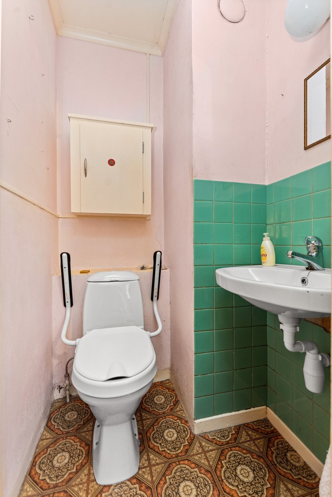 Toalettrom i gangen. Galleribilde