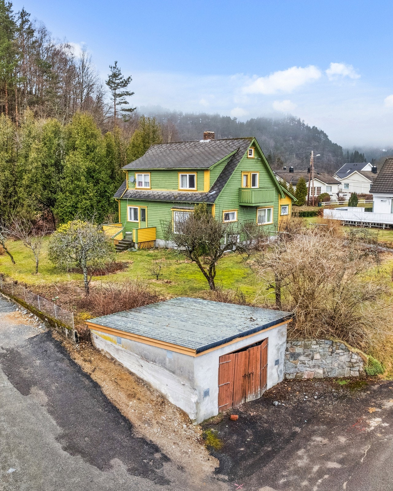 Stor, fin tomt, og det medfølger en garasje. Galleribilde