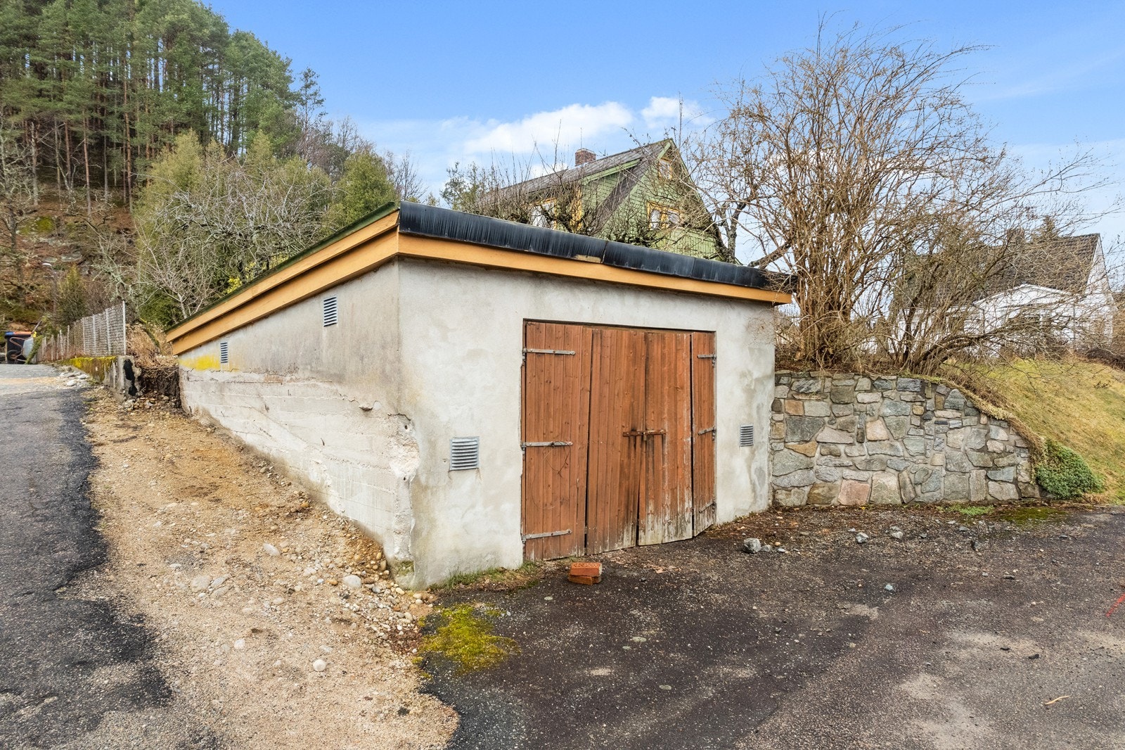 Medfølger en enkel garasje. Galleribilde