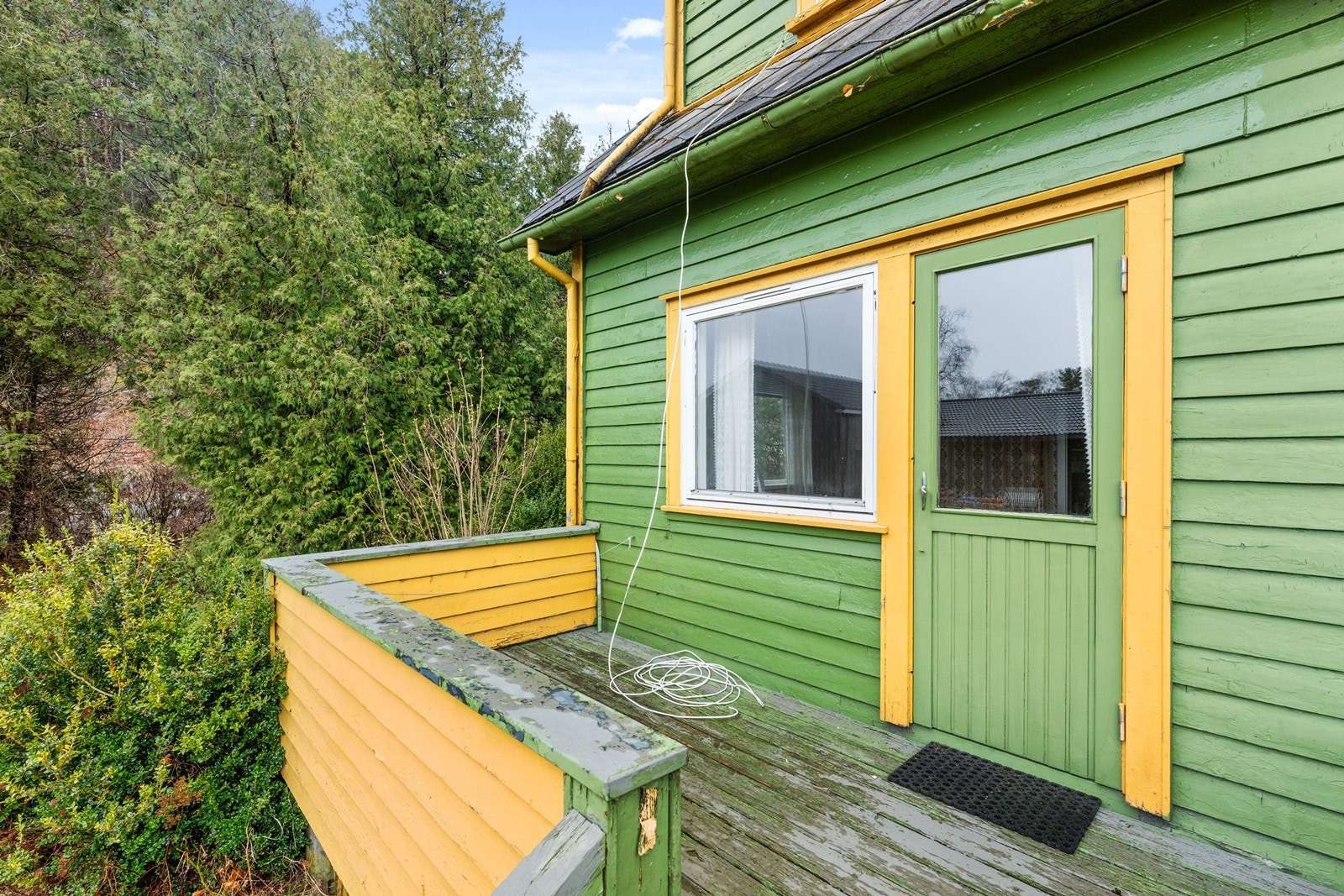 Fra stuen er det utgang til en liten veranda. Galleribilde