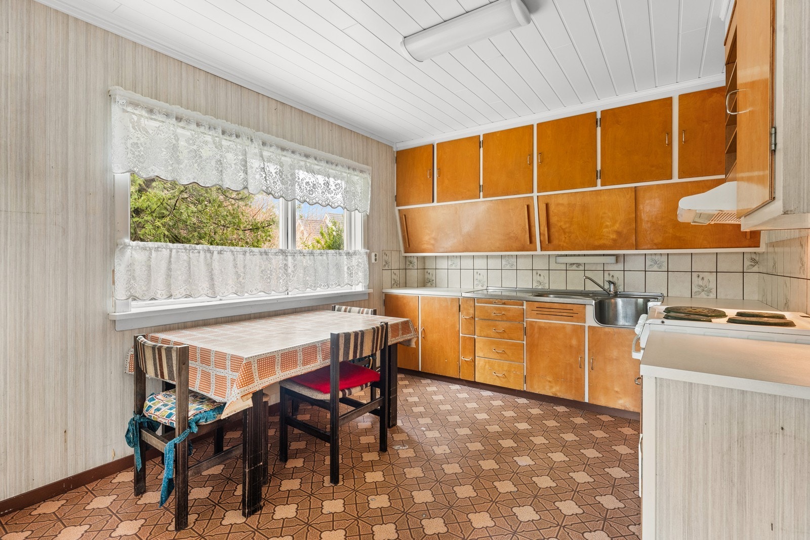 Stort kjøkken med orginal innredning fra byggeår. Galleribilde