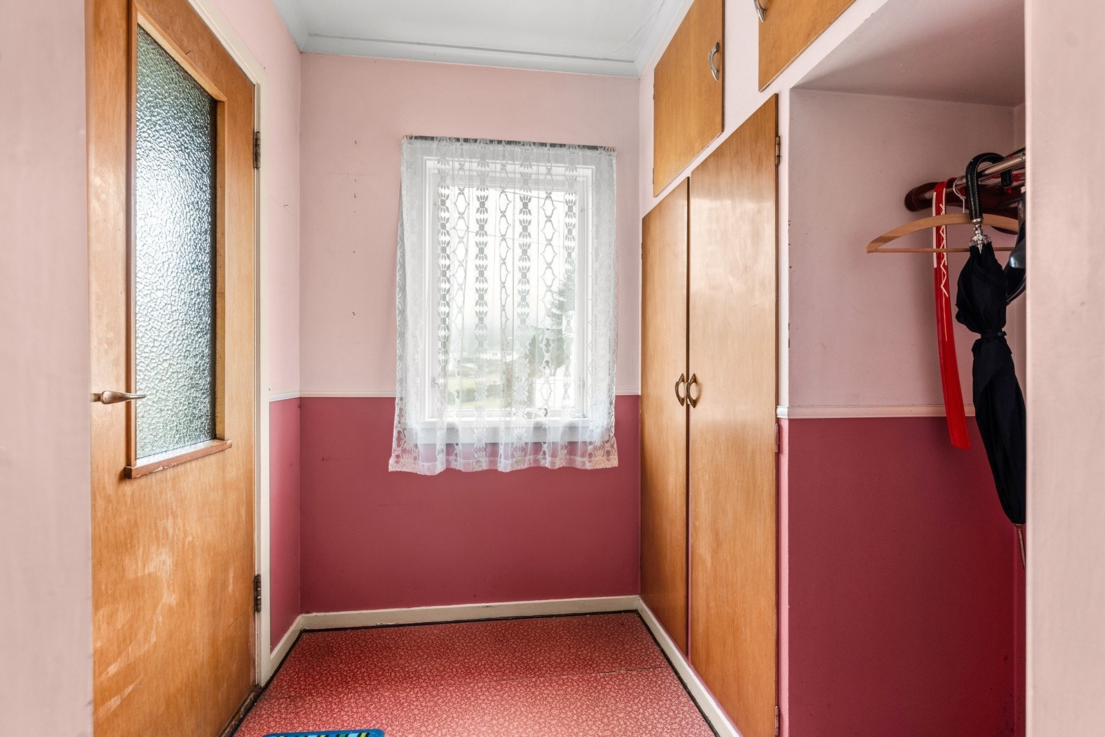 Entreen har garderobeløsning for ytterklær. Galleribilde